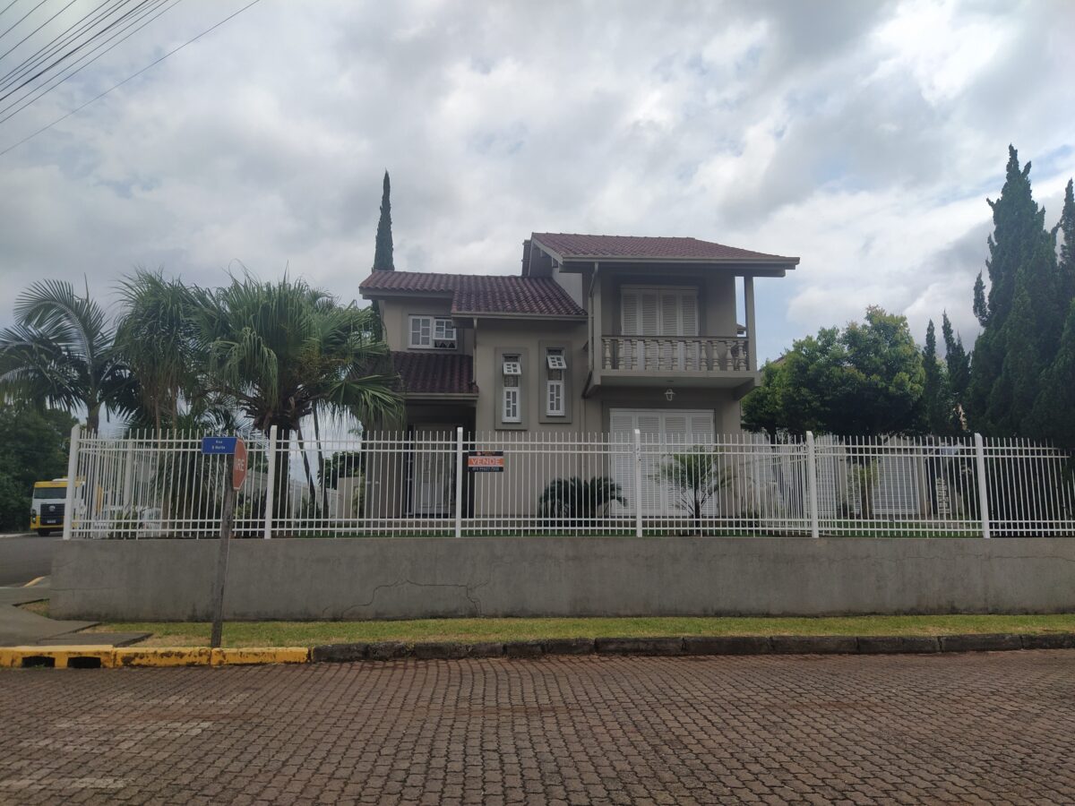 Casa de esquina no Centro Admistrativo
